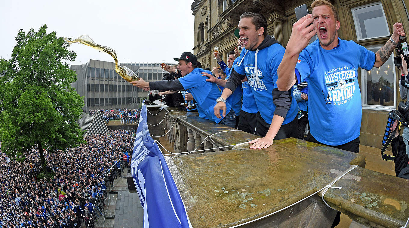 Bierdusche für die Fans: Die Arminen feiern auf dem Rathaus-Balkon © 2015 Getty Images