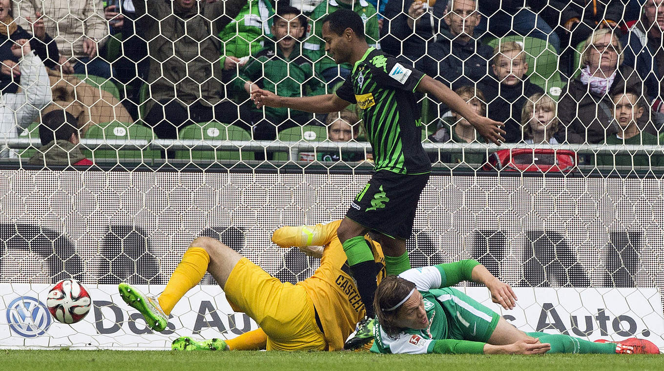 Das 1:0: Raffael (M.) trifft gegen Casteels und Vestergaard (r.) vom SV Werder © AFP/GettyImages