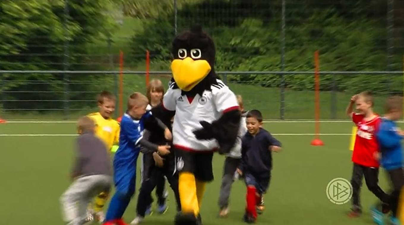 Viel Spaß mit Paule: 250 Grundschulkinder in Frechen mit dem DFB-Maskottchen © DFB