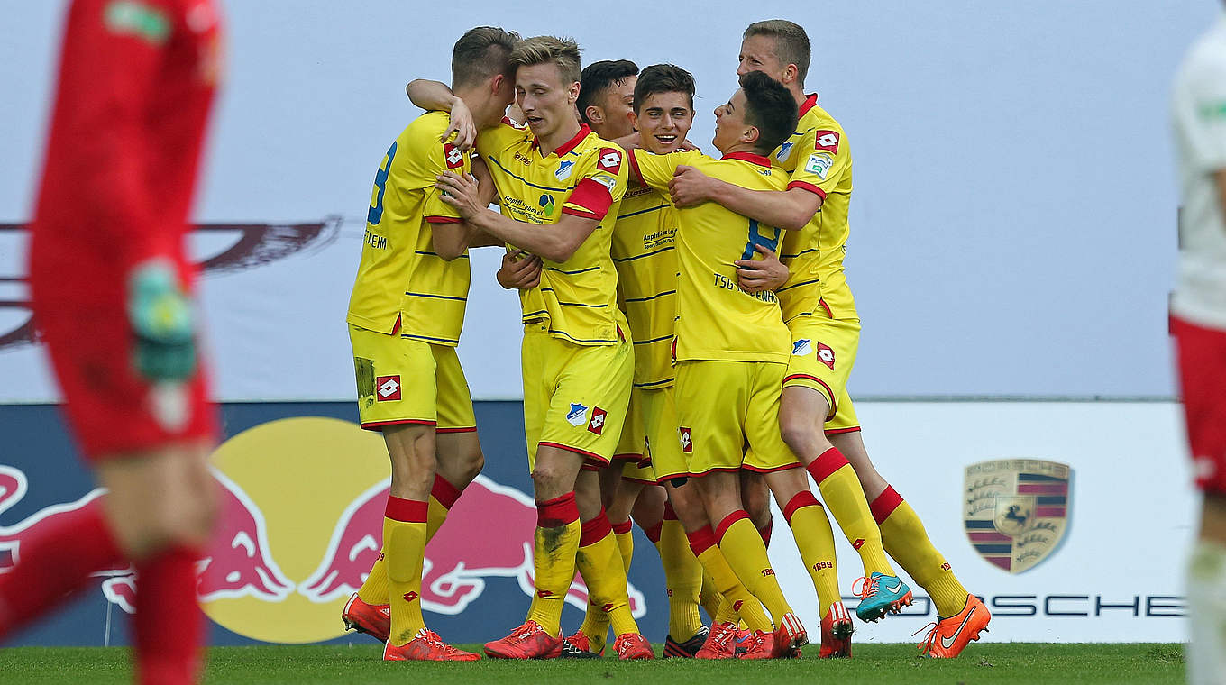 Erneut im Meisterschaftsfinale: Titelverteidiger Hoffenheim jubelt © 2015 Getty Images