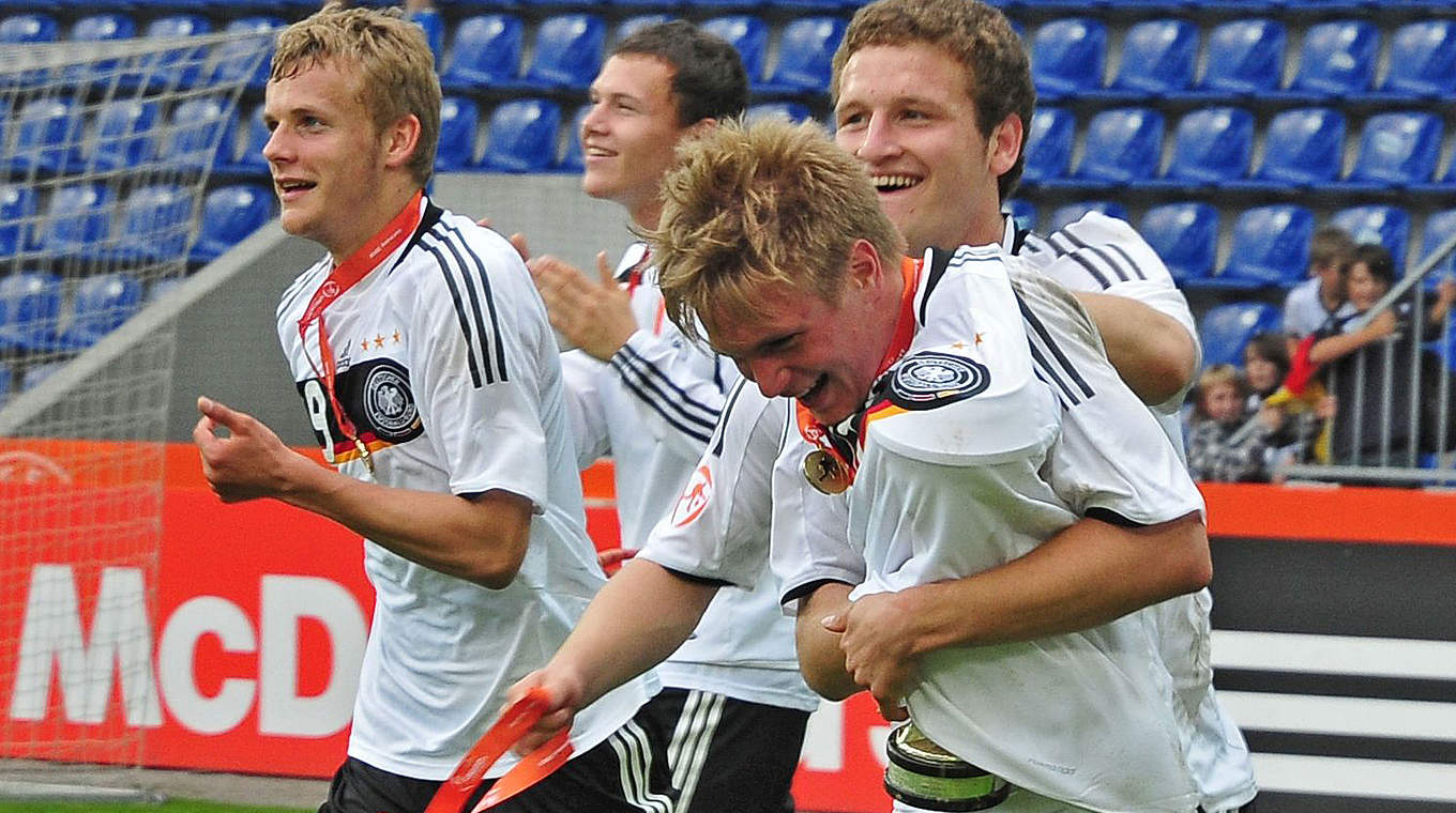 Europameister mit der U 17: Florian Trinks (v.) feiert mit Shkodran Mustafi © 2009 Getty Images
