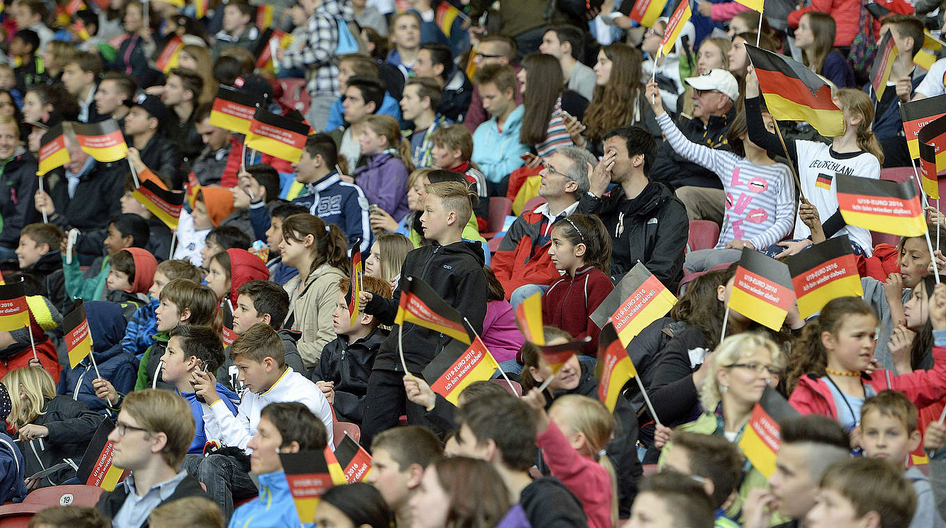 Tolle Kulisse: Über 27.000 Zuschauer sehen die U 16 in der Stuttgarter Arena © 2015 Getty Images