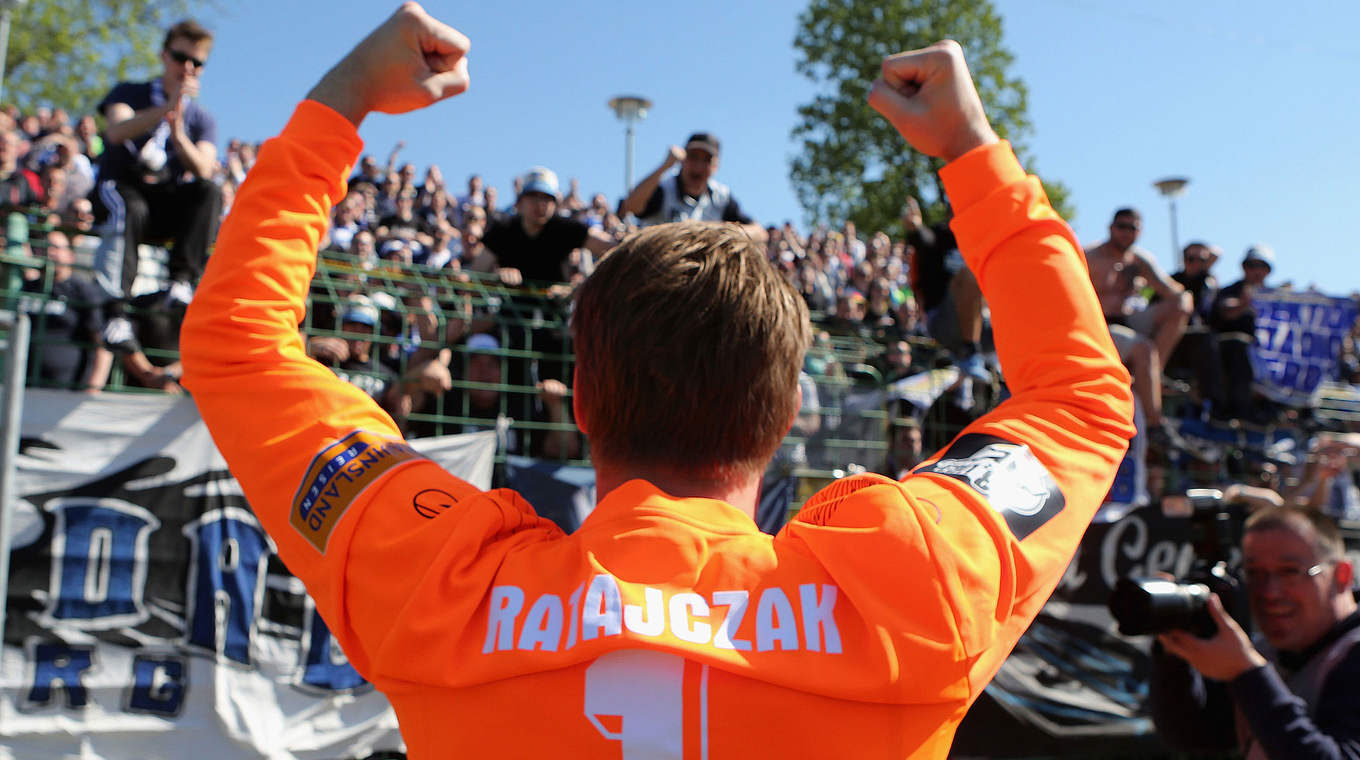 Insgesamt 3233 Minuten zwischen den Pfosten: Duisburgs Keeper Michael Ratajczak © 2015 Getty Images