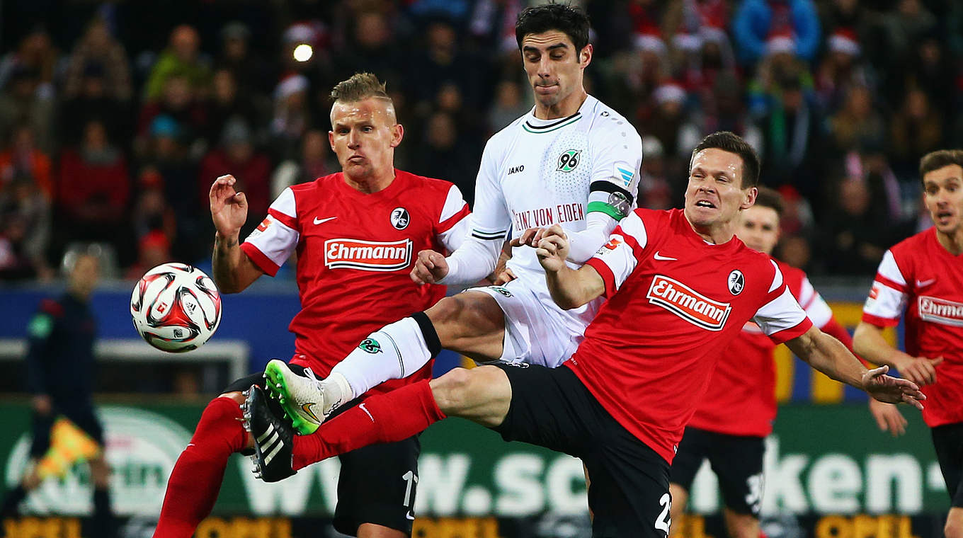 Schon im Hinspiel umkämpft: 96-Kapitän Lars Stindl (M.) im Duell gegen Freiburg © 2014 Getty Images