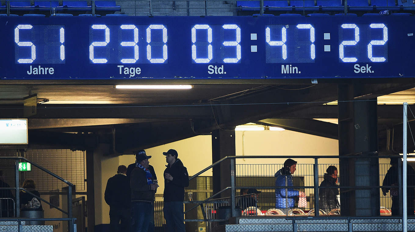 Könnte am Samstag abgestellt werden: Die berühmte Bundesliga-Uhr in hamburg © 2015 Getty Images