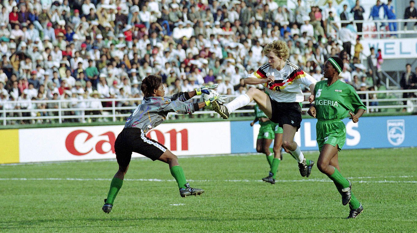 Sieben Tore bei der WM-Premiere 1991: "Silberner Schuh" für Heidi Mohr (2.v.r.) © 2010 AFP