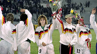 Mitglieder im Hunderterklub: die Ex-Nationalspielerinnen Heidi Mohr (M.) und Silvia Neid © 2010 AFP