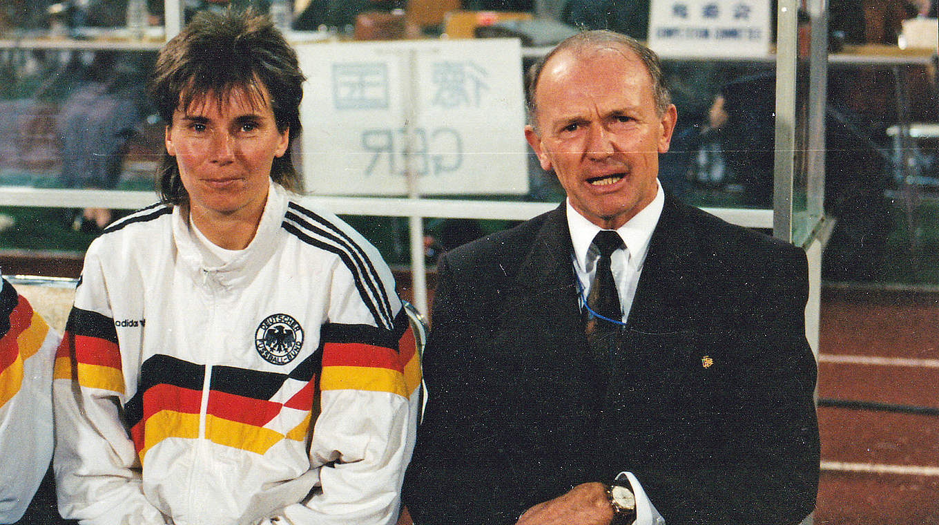 Der Bundestrainer und seine Assistentin: Gero Bisanz und Tina Theune-Meyer 1991 © Rainer Hennies
