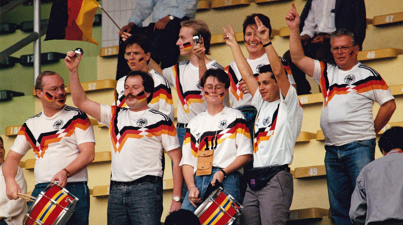 Klingeln für den Sieg: Die deutschen Fans feuern das DFB-Team 1991 originell an © Rainer Hennies