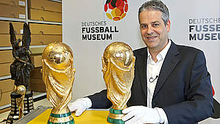 Übernahme: Museumsdirektor Manuel Neukirchner nimmt die Pokale in Empfang © 2015 Getty Images