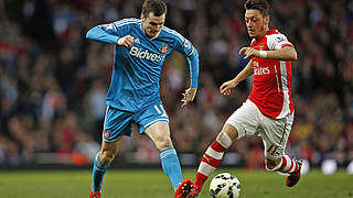 Mesut Özil battles for the ball © 