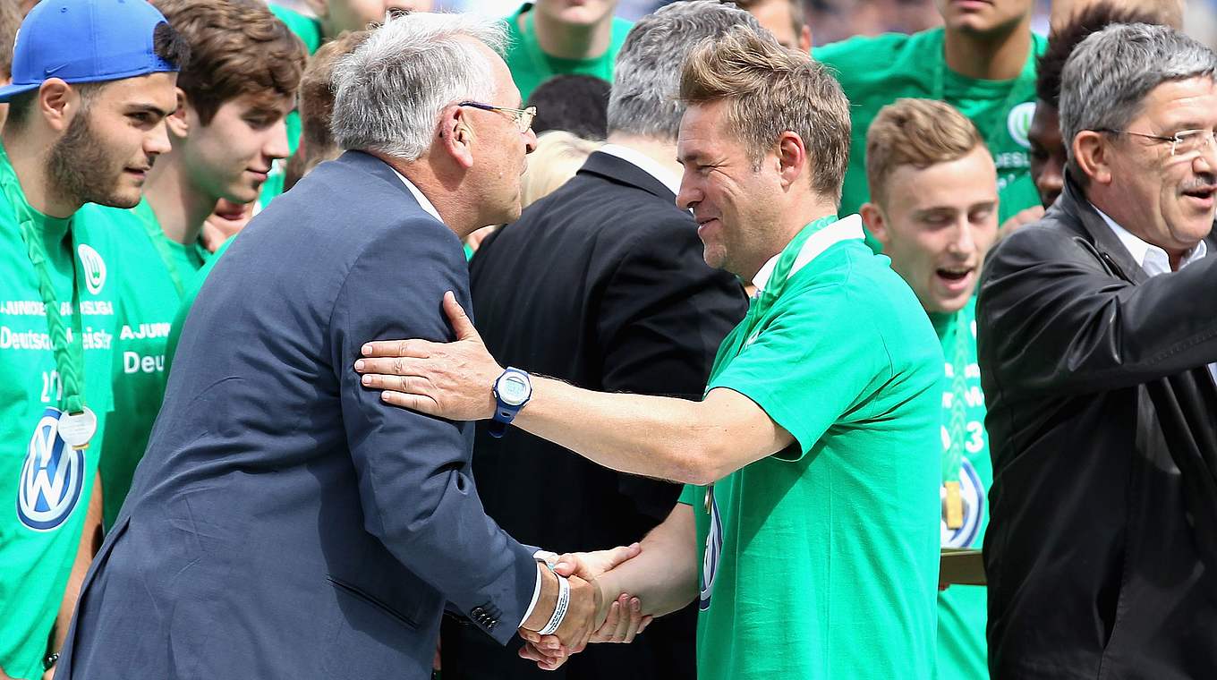 Erster Gratulant: DFB-Vizepräsident Drewitz (l.) ehrt traditionell die A-Junioren-Meister © Getty Images