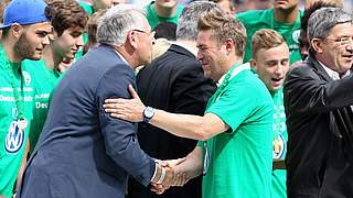 Erster Gratulant: DFB-Vizepräsident Drewitz (l.) ehrt traditionell die A-Junioren-Meister © Getty Images