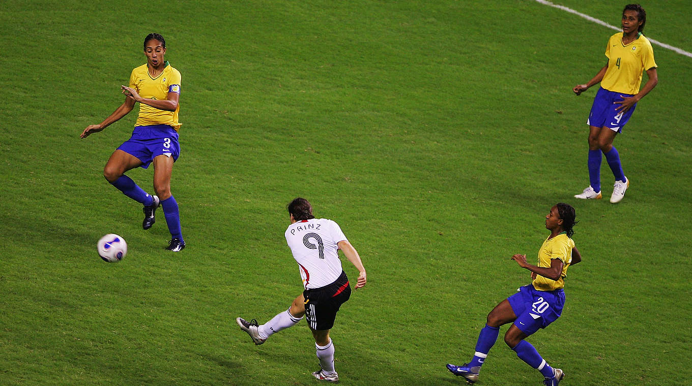 Erzielt das 1:0 im WM-Finale 2007 gegen Brasilien: Birgit Prinz (2.v.l.) © 2007 Getty Images