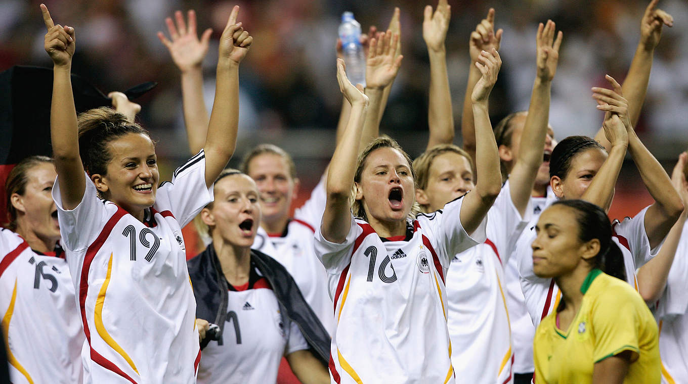 Bild mit Symbol-Charakter: Die Deutschen feiern, Marta (r.) muss sich geschlagen geben © 2007 Getty Images