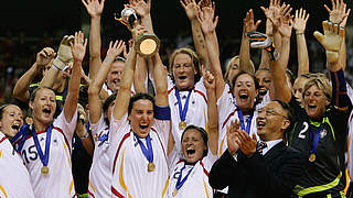 Zum zweiten Mal Weltmeister: Brigit Prinz jubelt ausgelassen mit der Trophäe © 2007 Getty Images