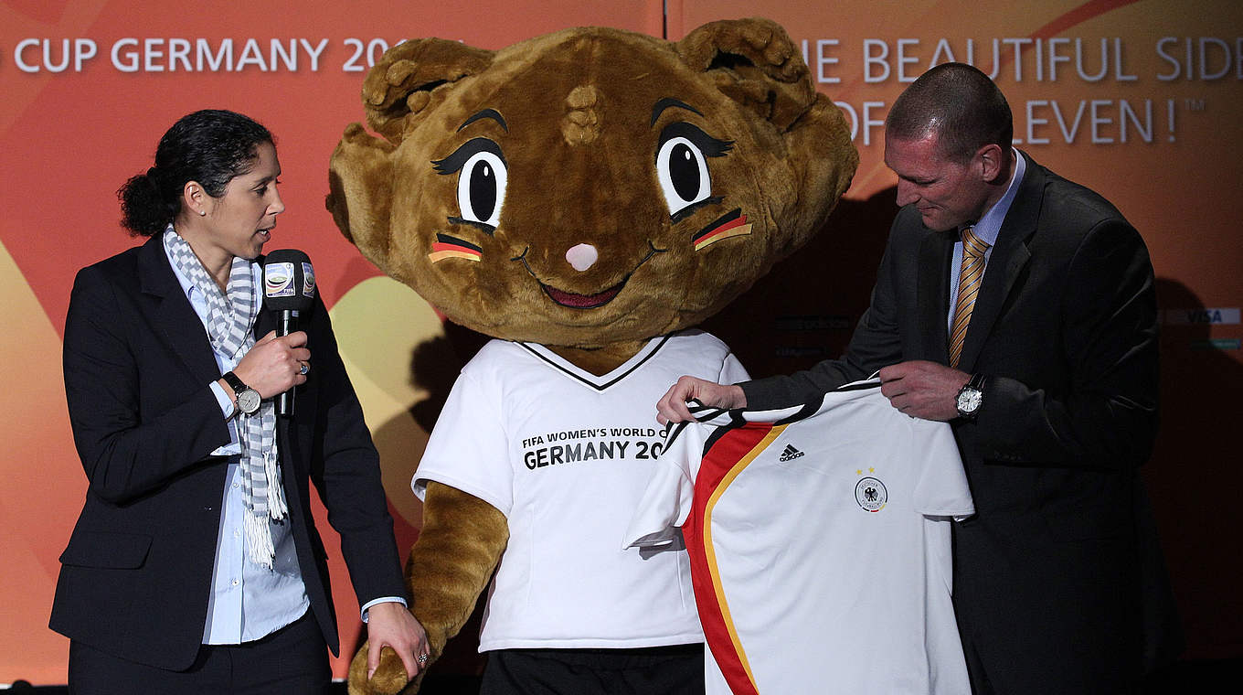 Das Maskottchen der WM 2011: "Karla Kick", hier neben OK-Präsidentin Steffi Jones © 2011 Bongarts/Getty Images