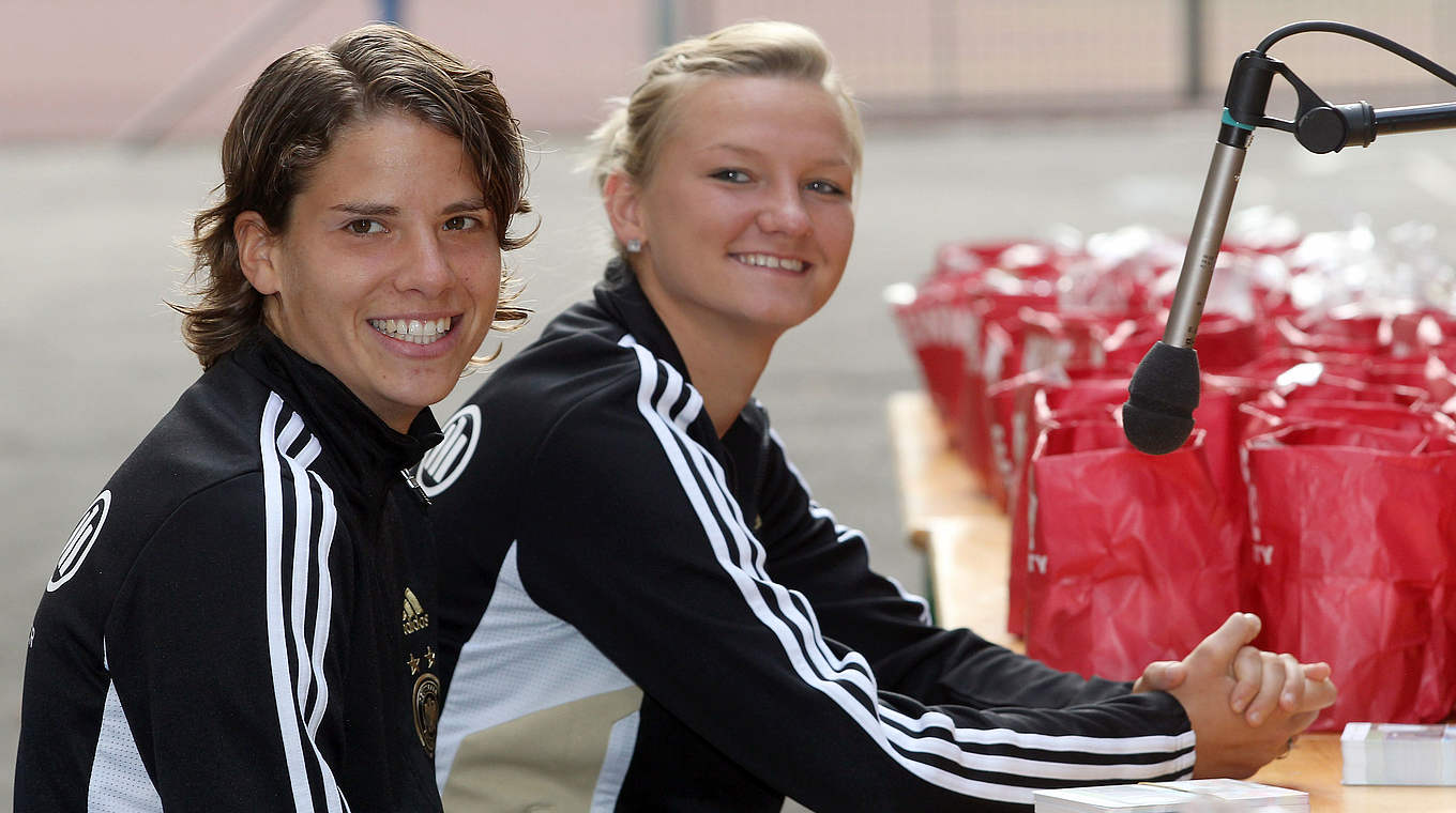 "Fußballsommer": Annike Krahn (l.) und Alexandra Popp waren an einem Song beteiligt © 2011 Getty Images