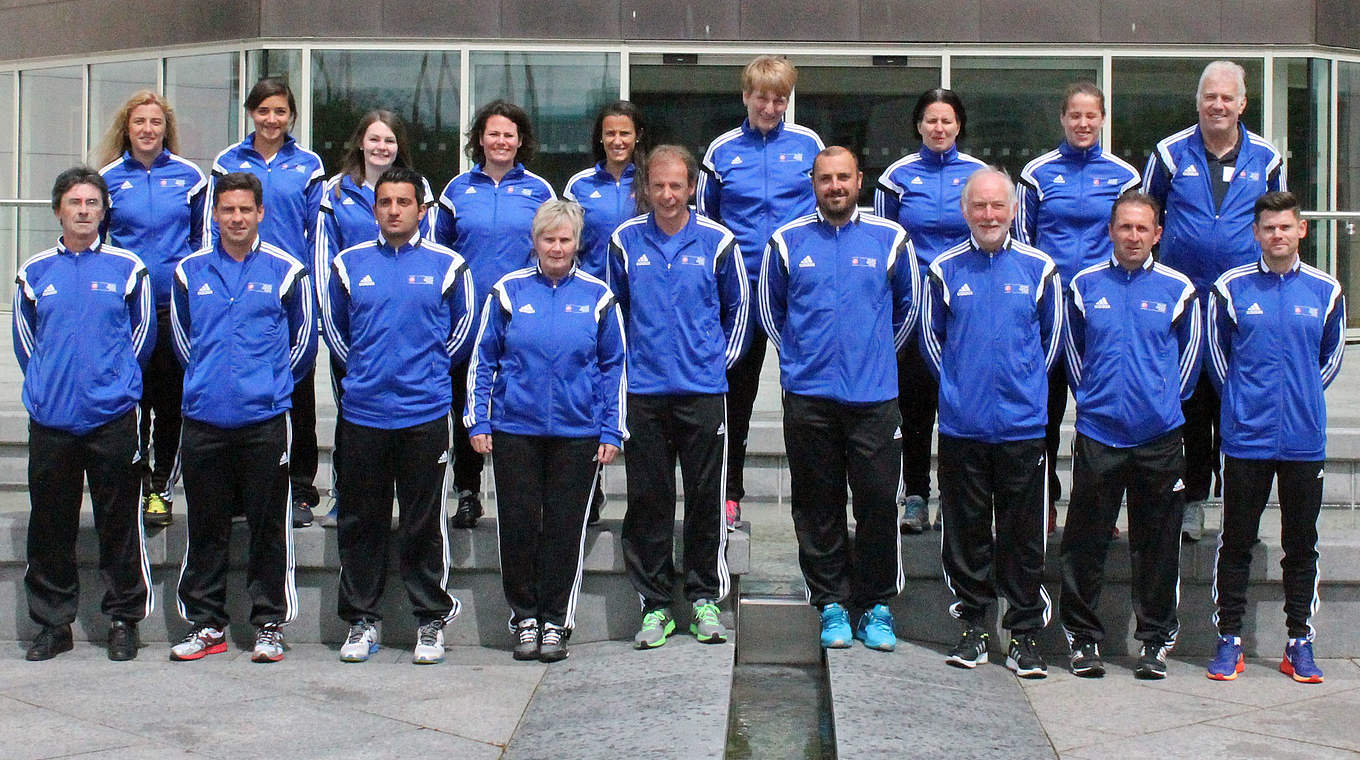 Gruppenfoto: Die Teilnehmer der UEFA Study Group in Burton-upon-Trent © DFB