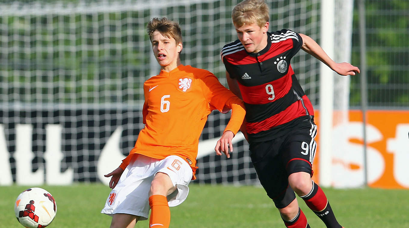 Duell um den Ball: Jonathan Burkhardt (r.) und Stijn Schilder © 2015 Getty Images