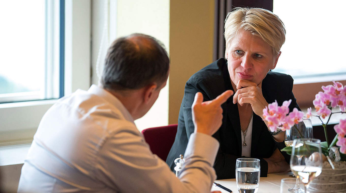 Angeregtes Gespräch: Managerin Doris Fitschen mit Stephan Herth von Infront © 2015 Getty Images