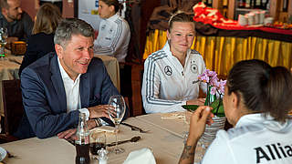 Tischgespräche in Feusisberg: Alexandra Popp und Manfred Boschatzke von der Allianz © 2015 Getty Images