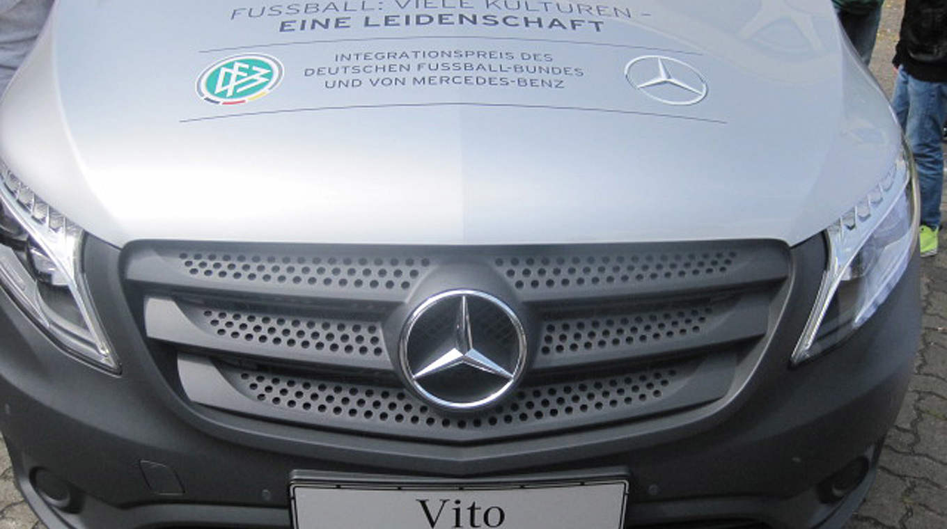 Der erste Preis: ein Mercedes-Benz Vito im Wert von € 54.500 © DFB