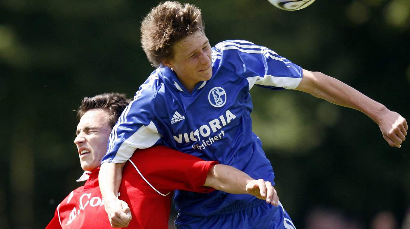 Früher Erfolg: Benedikt Höwedes im A-Jugend-Finale 2006 gegen Mats Hummels. © Imago