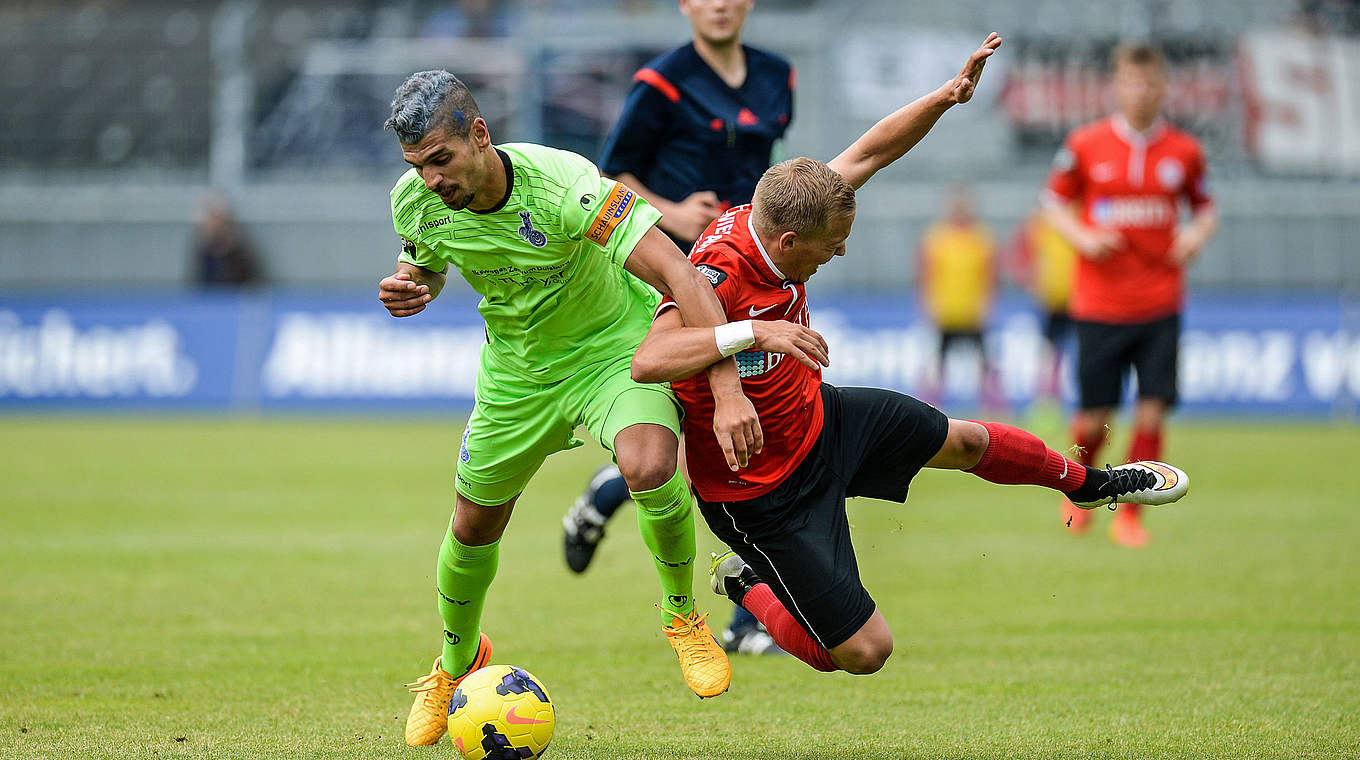 Viel Kampf in Wiesbaden: Enis Hajri gegen Alexander Nandzik (r.) © 2015 Getty Images