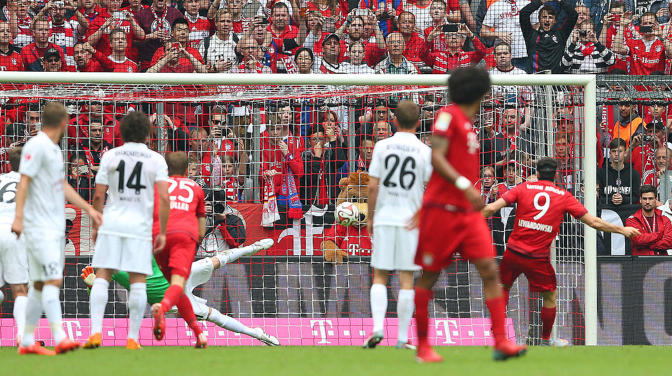 Erster Streich in München: Robert Lewandowski trifft vom Punkt © 2015 Getty Images