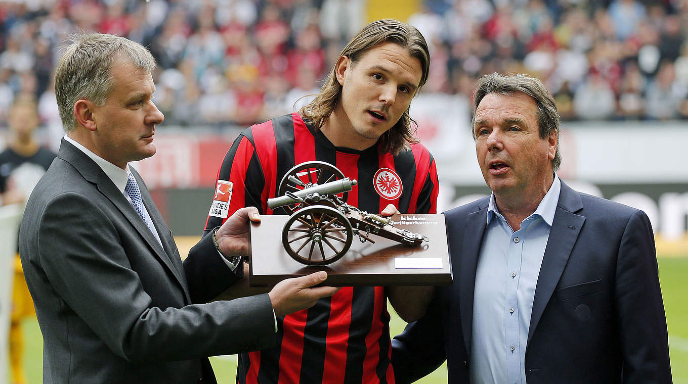 Zurück auf dem Platz: Frankfurts Bundesliga-Torschützenkönig Alex Meier (M.) © 2015 Getty Images