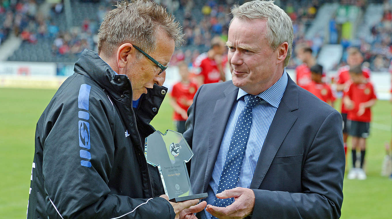 Norbert Meier (l.): "Es ist herausragend, was die Mannschaft geleistet hat" © 2015 Getty Images