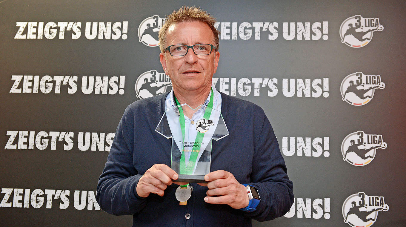"Trainer der Saison": Ehrung für Bielefelds Trainer Norbert Meier © 2015 Getty Images