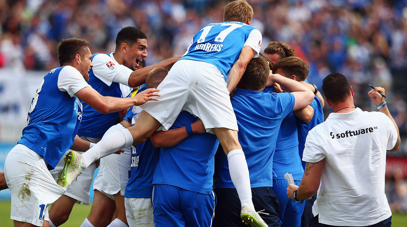 Darmstadt feiert: Der Durchmarsch in die Bundesliga ist perfekt © 2015 Getty Images