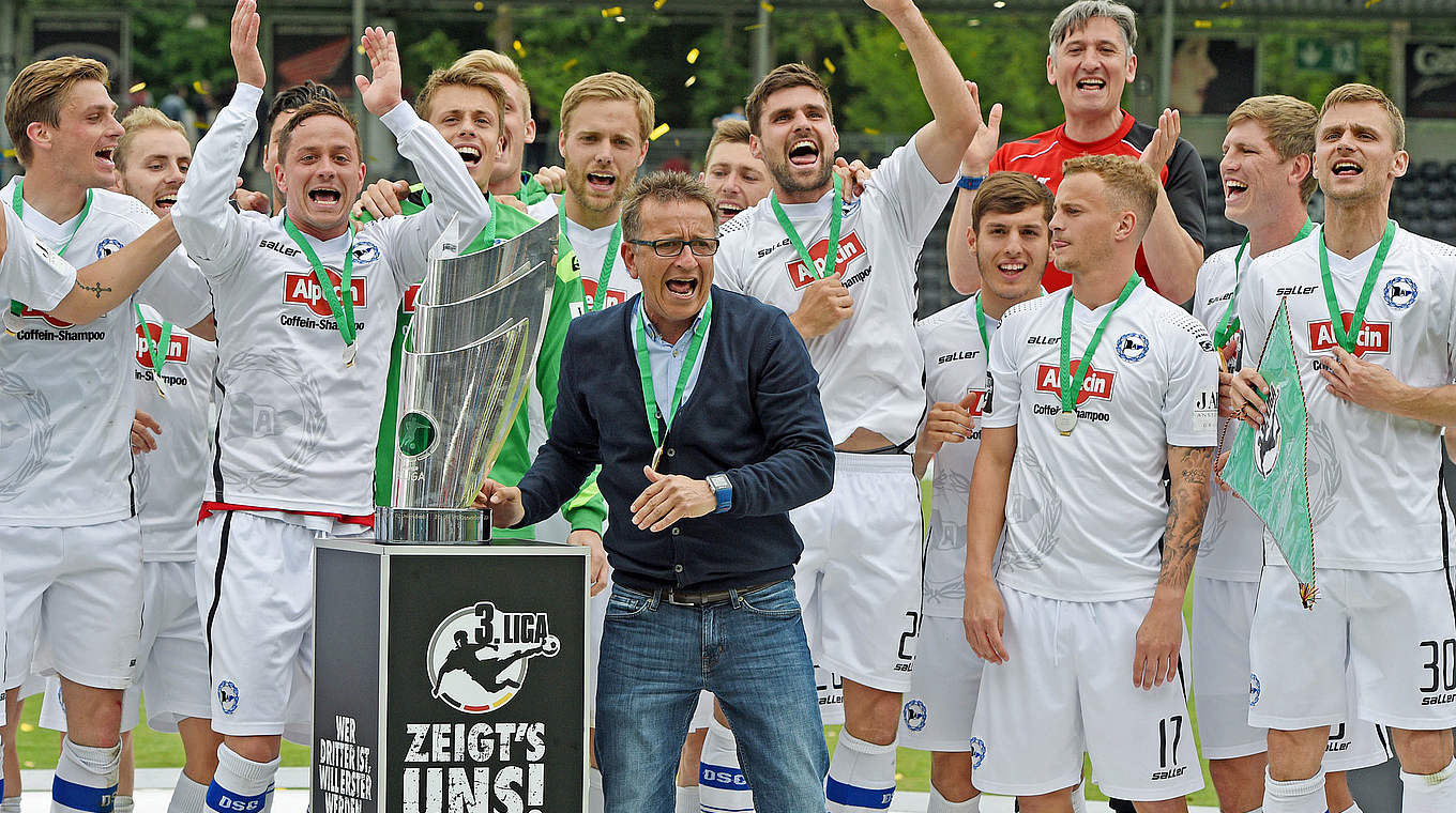 Freude pur: Arminia Bielefeld feiert die Drittliga-Meisterschaft © 2015 Getty Images