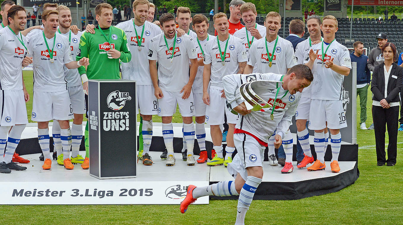 Kleiner Spaß am Rande: Christian Müller (v.) will mit dem Pokal verschwinden © 2015 Getty Images