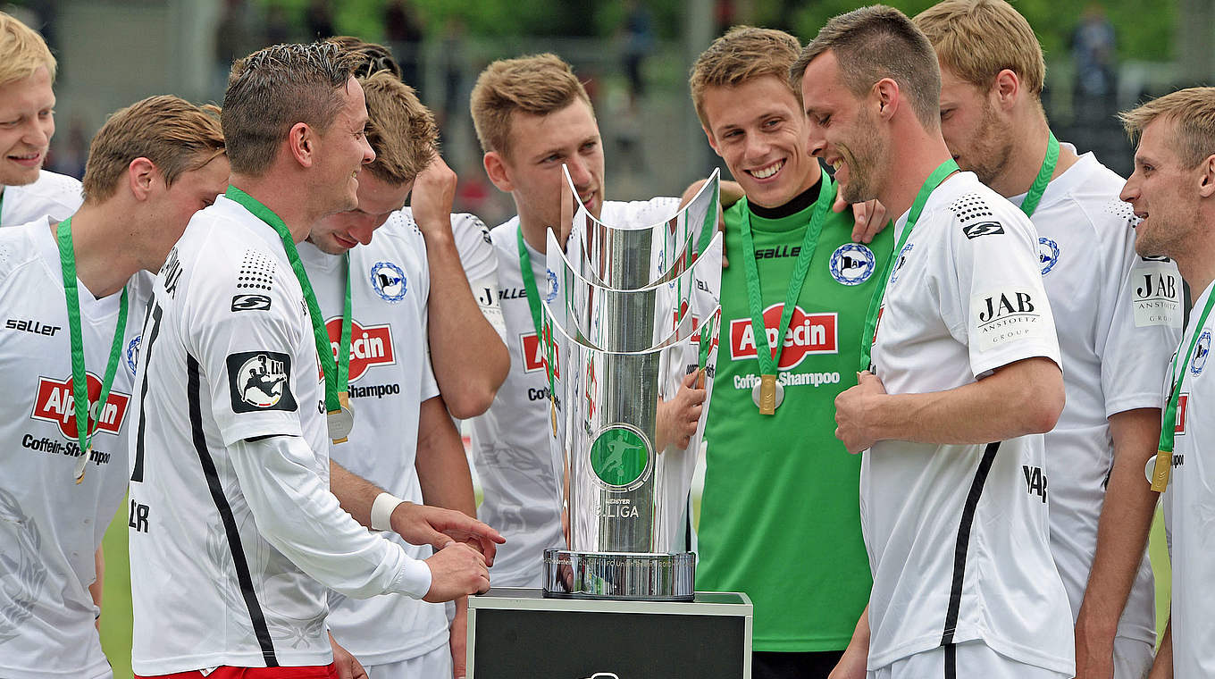 Staunend vor dem großen Pokal: die Bielefelder Spieler © 2015 Getty Images