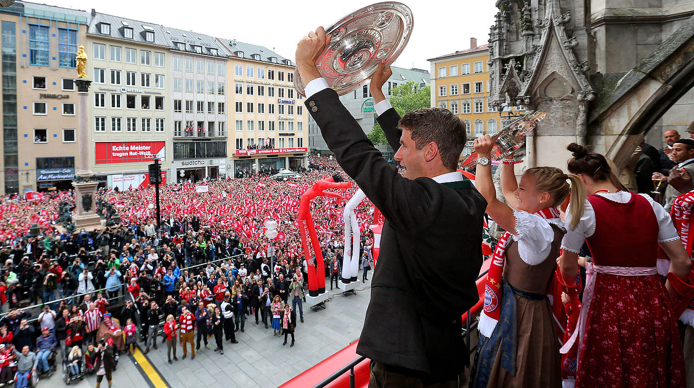 Auf dem Rathausbalkon: Auch Thomas Müller zeigt "das Ding" den Fans © 2015 Getty Images