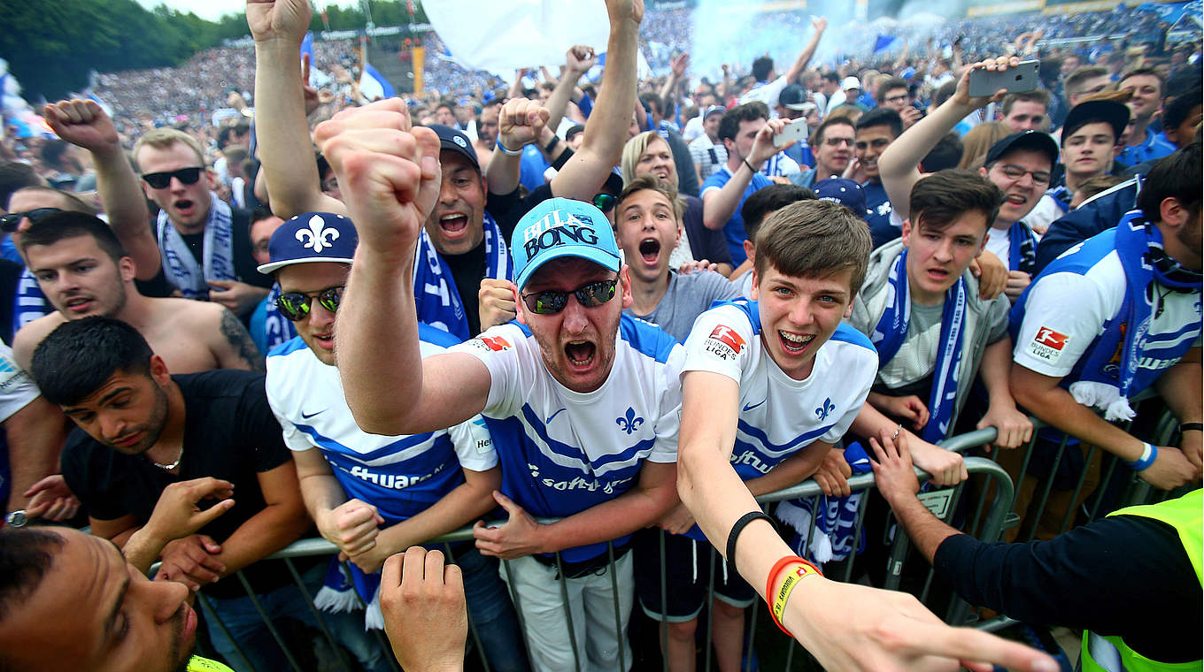 Grenzenloser Jubel: Die 98-Fans feiern den Durchmarsch von der 3. Liga ins Oberhaus © 2015 Getty Images