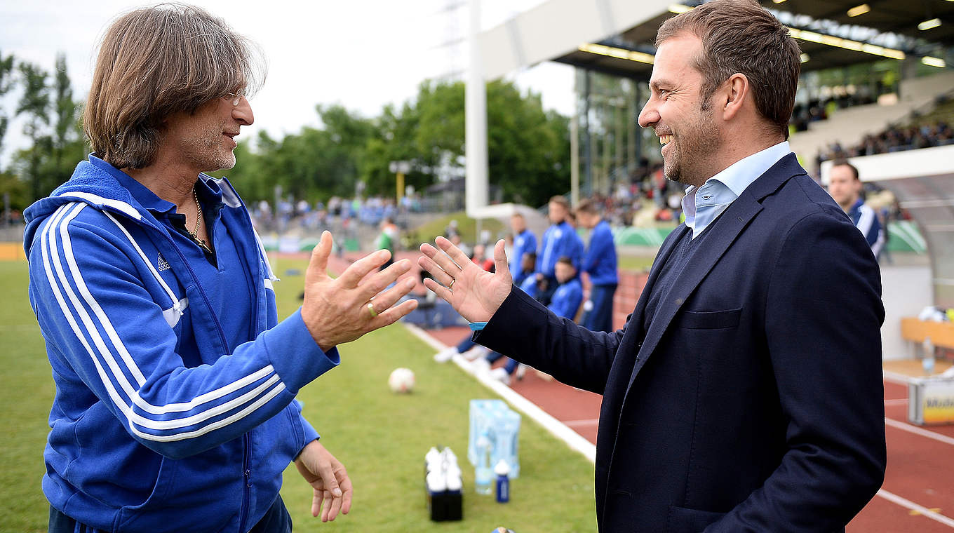Handshake vor der Partie: Schalke-Trainer Elgert und DFB-Sportdirektor Flick © 2015 Getty Images