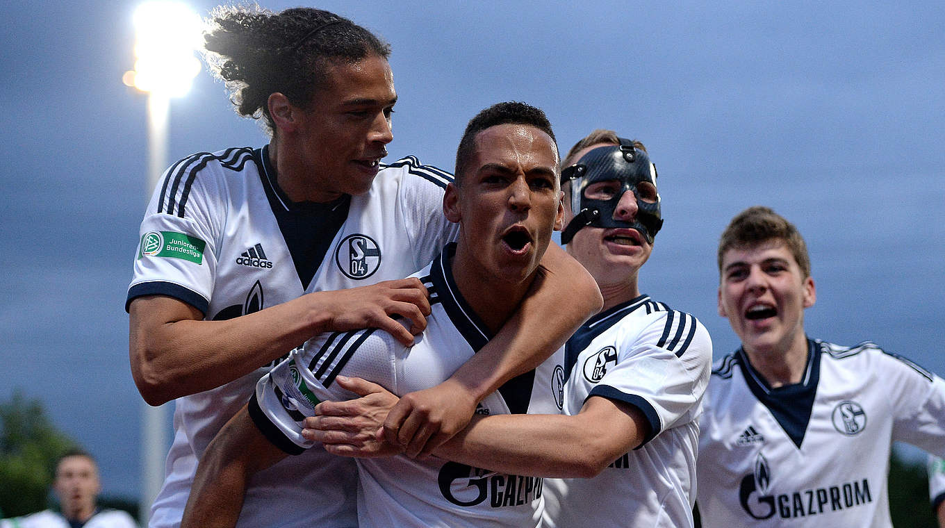 Deutscher Meister: Der FC Schalke 04 bejubelt den Titel © 2015 Getty Images