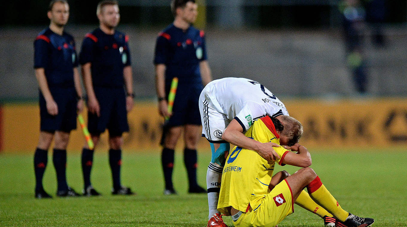 Trost für den unterlegenen Gegner: Schalkes Daniel Koseler (l.) © 2015 Getty Images