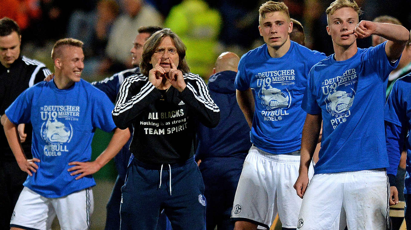 Schalke-Coach Norbert Elgert (2.v.l.): "Ich habe ein hochklassiges Finale gesehen" © 2015 Getty Images