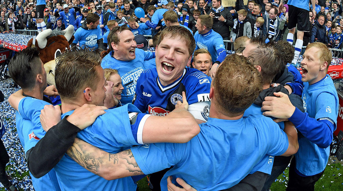 Aufstiegsfeier mit den Fans der Arminia: der Bielefelder Kapitän Fabian Klos © 2015 Getty Images