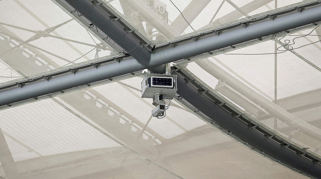 Konstruktion im Stadiondach: Hochgeschwindigkeitskameras als Teil der Technik © 2015 Getty Images