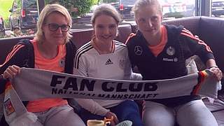 Plausch: Saskia Bartusiak und Tabea Kemme nehmen sich für das Fan Club-Mitglied Zeit. © Fan Club Nationalmannschaft