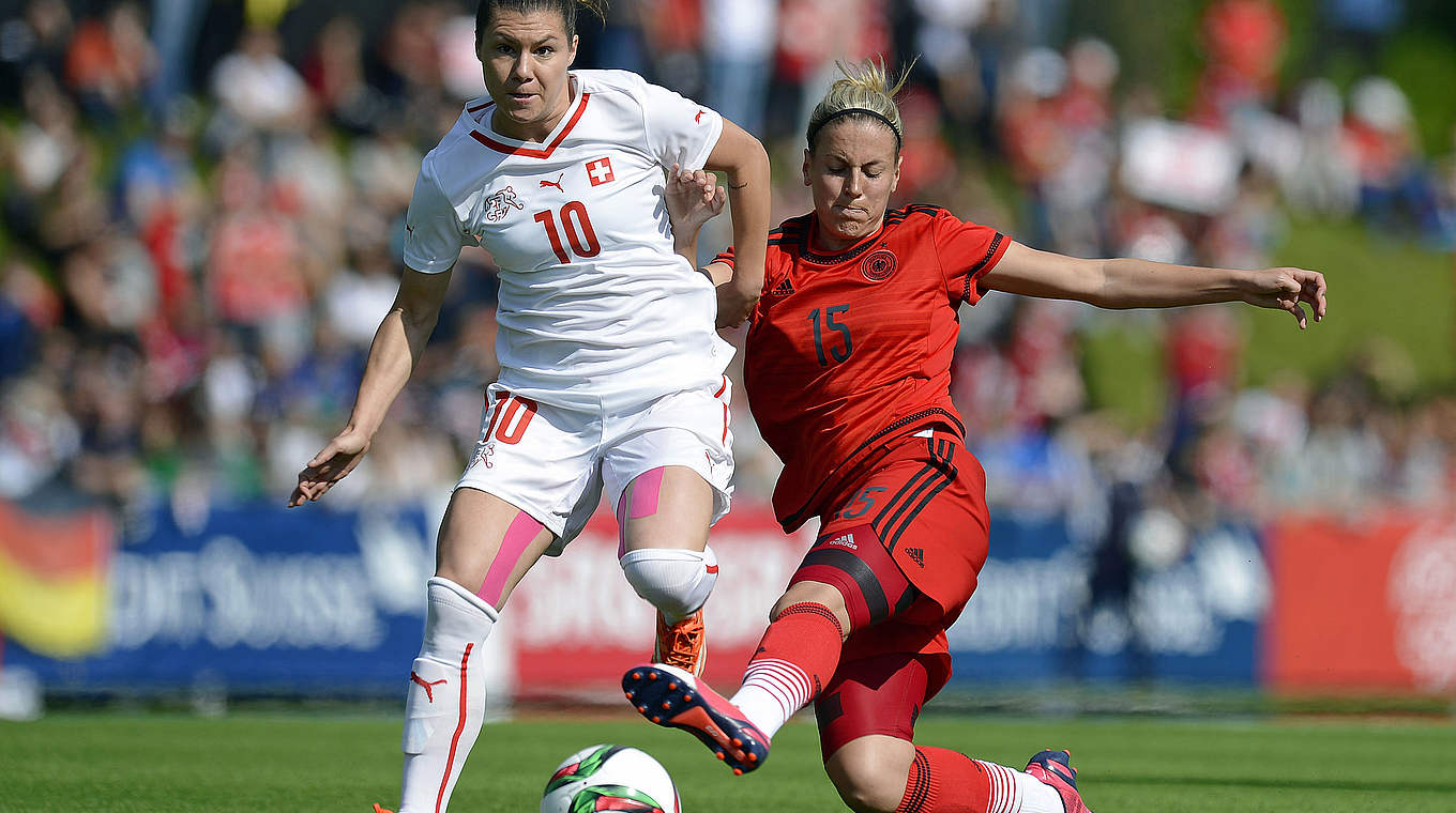 Schwer zu stoppen: Jennifer Cramer (r.) klärt gegen Ramona Bachmann © 2015 Getty Images