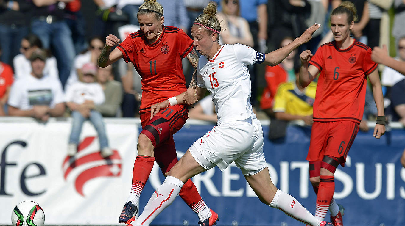 Zweikampf: Anja Mittag (l.) gegen die Schweizerin Caroline Abbé © 2015 Getty Images