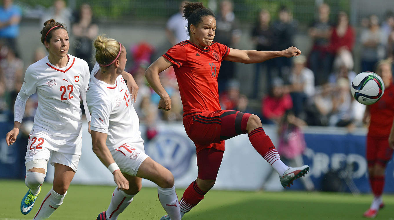 Schwerstarbeit in Baden: Deutschland und Angreiferin Celia Sasic (r.) © 2015 Getty Images