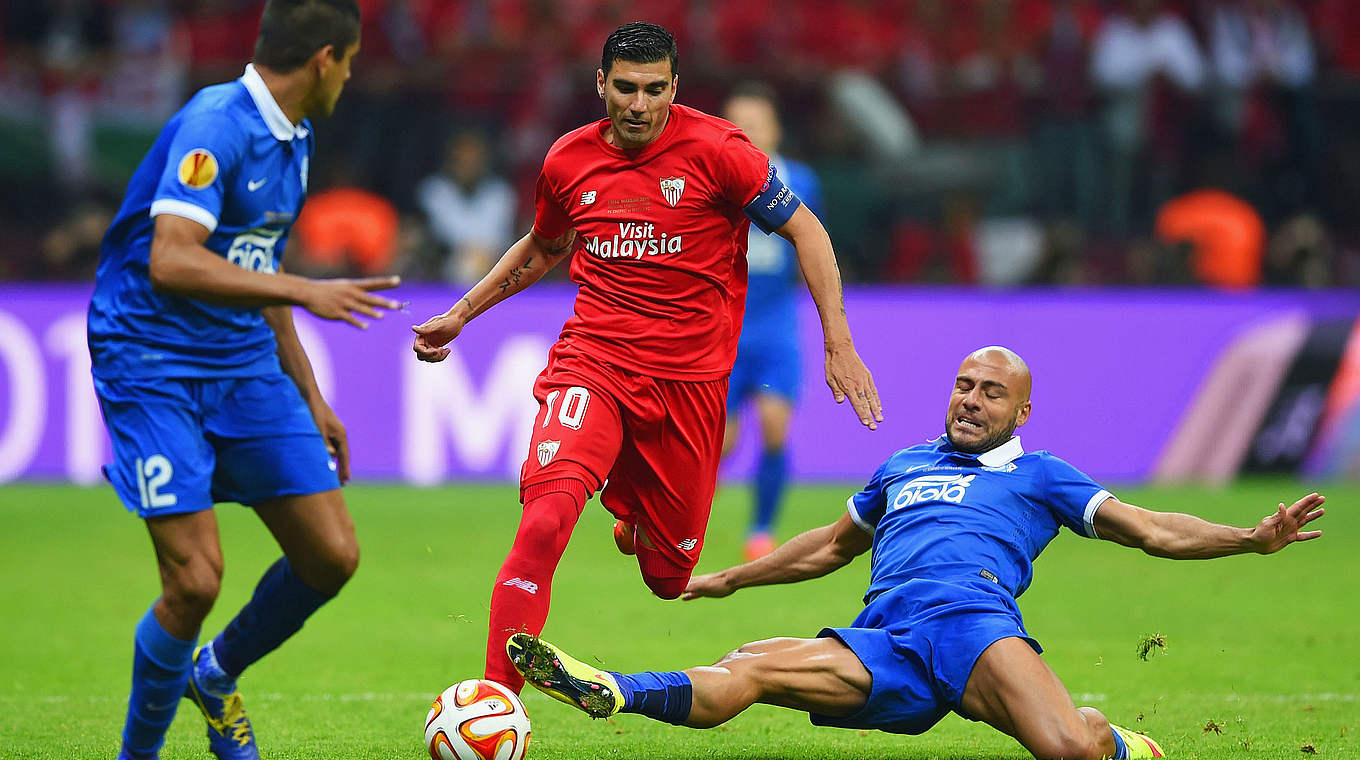 Einer gegen zwei: Sevillas José Antonio Reyes (M.) setzt sich durch © 2015 Getty Images